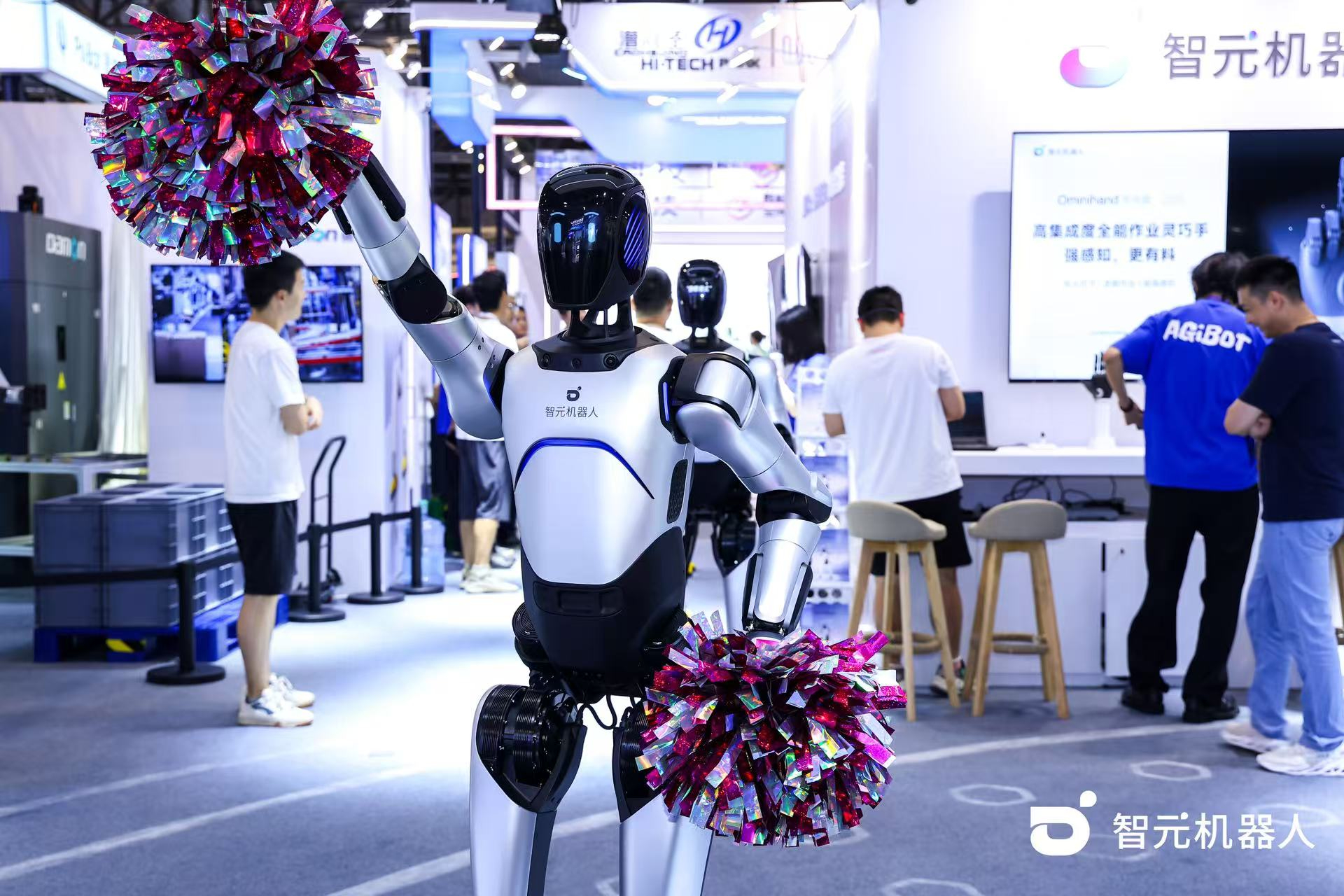 Xcsport集团机器人 WAIC 首日展台火爆，机器人家族集体打工忙不停